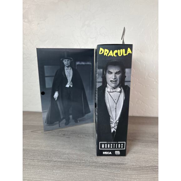 NECA Universal Monster Ultimate Dracula- Action Figure- NEW in Box - Picture 3 of 6